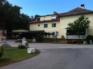 un gran edificio blanco con un pabellón delante en Gasthof zur Grenze, en Pöttsching