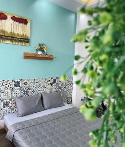 Tempat tidur dalam kamar di Simi Homestay