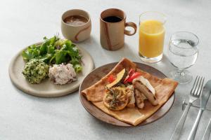 広島市にあるKIRO 広島 by THE SHARE HOTELS のテーブル(2皿分の食べ物とオレンジジュース1杯付)