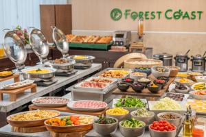 una línea de buffet con muchos tipos diferentes de comida en HOTEL MYSTAYS PREMIER Omori, en Tokio