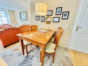 - une salle à manger avec une table et des chaises en bois dans l'établissement Ferienhaus Maria, à Warnemünde