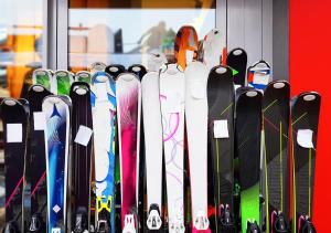 een groep snowboards naast elkaar bij Greenhouse Living Apartment Fagus mit Terrasse und Feuerstelle - 7 Minuten nach Winterberg - 4 Minuten zur Ruhrquelle in Medebach