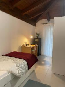 - une chambre avec un lit et un bureau dans l'établissement B&B Stari Mlin - Vecchio Mulino, à San Giorgio