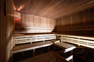 eine leere Sauna mit Holzbänken in einem Zimmer in der Unterkunft Sport Art Centrum in Prostřední Bečva