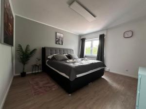 เตียงในห้องที่ Premium Apartments Schwetzingen, Heidelberg, Speyer