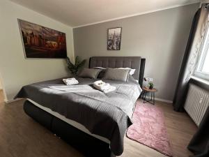 เตียงในห้องที่ Premium Apartments Schwetzingen, Heidelberg, Speyer