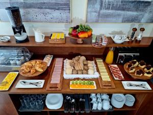 a table filled with different types of food at 3M Hostel & Suites in Alvaiázere