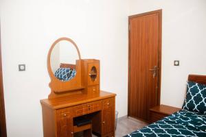 um quarto com uma cómoda com um espelho em Kadoued Furnished Apartment 2 Bedroom em Ouagadougou