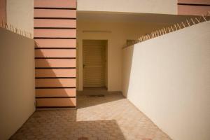 pusty korytarz z drzwiami i schodami w obiekcie Kadoued Furnished Apartment 2 Bedroom w mieście Wagadugu