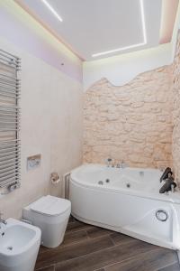 Kamar mandi di LUXUITE SPA con PISCINA e JACUZZI