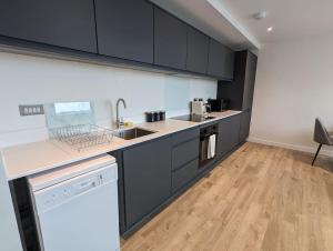 Dapur atau dapur kecil di Lovely 1 Bed Apartment - Old Trafford