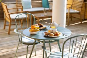 uma mesa azul com pratos de comida em L'Oasis Hotel em Fréjus