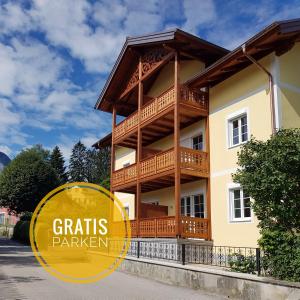 un edificio con un cartello che legge l'agenda di artigianato di Villa Lilly - Luxus Appartements im Villenviertel a Bad Ischl