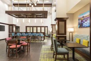 comedor con mesas y sillas en Hampton Inn & Suites York South, en York