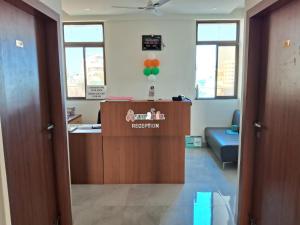 una oficina con recepción en una habitación en Hotel The Marion, en Nashik