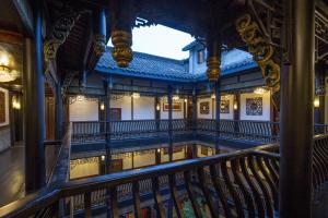 una piscina coperta nel palazzo di Versailles di Buddha Zen Hotel a Chengdu