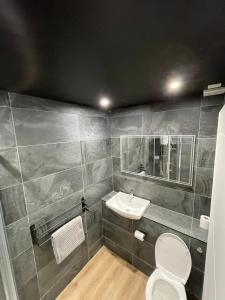 A bathroom at Luxury modern 1 bedroom house