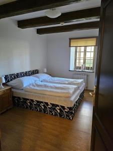 um quarto com uma cama e uma janela em Penzion Šiškův mlýn 