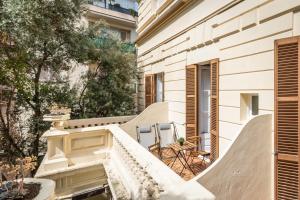 une rampe de skateboard à l'extérieur d'un bâtiment dans l'établissement Hotel Medium Romantic, à Sitges