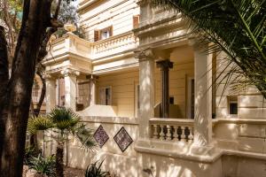 Cette grande maison blanche dispose d'un balcon. dans l'établissement Hotel Medium Romantic, à Sitges