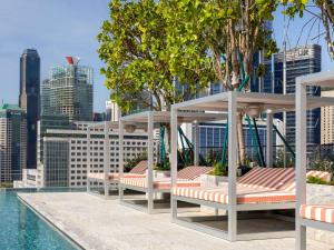 Swimming pool sa o malapit sa Mondrian Singapore Duxton