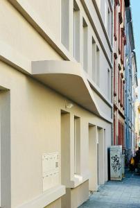 un edificio con una porta sul lato di una strada di Barkhausstraße a Darmstadt