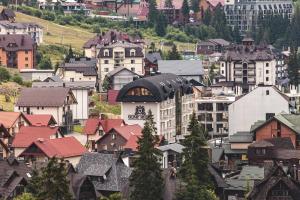 Otelden çekilmiş Bukovel şehrinin genel bir manzarası veya şehir manzarası