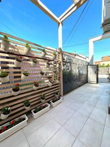 d'une terrasse avec des plantes en pot sur un mur en bois. dans l'établissement Vila Storia, à Niš