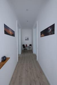 una camera con pareti bianche e tavolo e sedie di Wagner Villa 902 with free private parking a Budapest