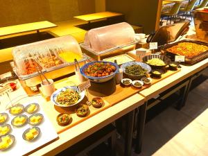 ein Buffet mit vielen verschiedenen Speisen auf dem Tisch in der Unterkunft Iroha Grand Hotel Kintetsu Nara Ekimae in Nara