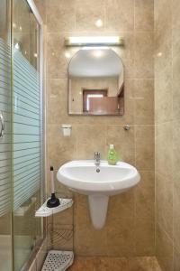 Um banheiro em Charming 2BD Guest House in Sozopol