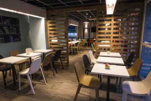 un restaurante con mesas y sillas en una habitación en Ibis Budget Sallanches, en Sallanches