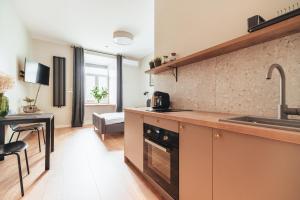 Una cocina o cocineta en Przytulny apartament przy dworcu