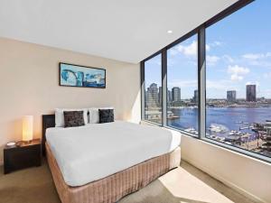 Katil atau katil-katil dalam bilik di The Sebel Residences Melbourne Docklands Serviced Apartments