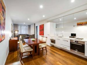 Dapur atau dapur kecil di The Sebel Residences Melbourne Docklands Serviced Apartments