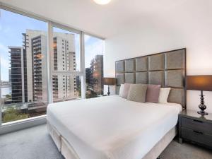 Katil atau katil-katil dalam bilik di The Sebel Residences Melbourne Docklands Serviced Apartments