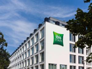 ibis Styles Rastatt Baden-Baden في راشتات: مبنى أبيض كبير مع أوراق من ملفاته