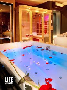 ストラスブールにあるLIFE VOYAGE & SPA by Life Renaissanceの赤い花が入った湯船