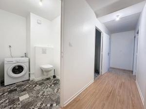 La salle de bains est pourvue d'un lave-linge et de toilettes. dans l'établissement Le Martray - Spacieux - 4 chambres, à Rennes