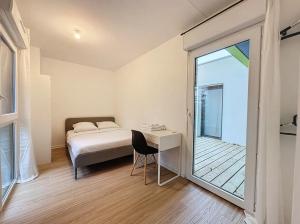 - une chambre avec un lit, un bureau et une fenêtre dans l'établissement Le Martray - Spacieux - 4 chambres, à Rennes