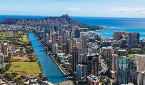 eine Luftansicht einer Stadt mit einem Wasserkörper in der Unterkunft Free parking Comfy central Waikiki in Honolulu