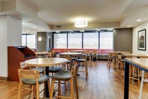 - une salle à manger avec des tables, des chaises et des fenêtres dans l'établissement Drury Inn & Suites Marion, à Marion