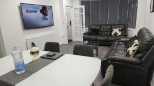 Гостиная зона в ETIHCITY - 3 Bedroom Semi - Free Parking near Etihad Stadium, Tourist attractions, Manchester City Centre, Transport and Motorway Links next to McDonald's - Sky n Netflix