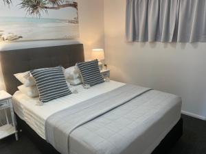 Кровать или кровати в номере City Riverside Apartment 25