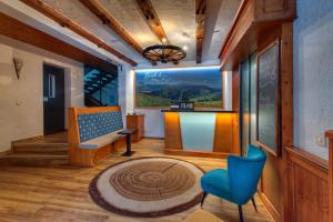 uma sala de estar com uma cadeira azul e uma mesa em Trail Hotel Oberstaufen em Oberstaufen