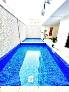 ein Pool mit blauem Wasser in einem Gebäude in der Unterkunft Appartement au Almadies( piscine et salle de sport) in Dakar