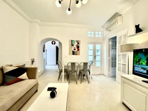 シディ・ブ・サイドにあるCOSY Apartment in Sidi Bou Said Villageのリビングルーム(ソファ、テーブル付)