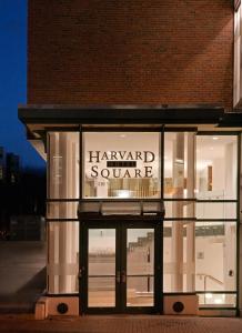 einen Laden vorne mit einem Schild für einen Harvard-Platz in der Unterkunft Harvard Square Hotel in Cambridge