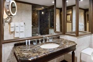 y baño con lavabo y espejo. en The Blakely by LuxUrban, en Nueva York