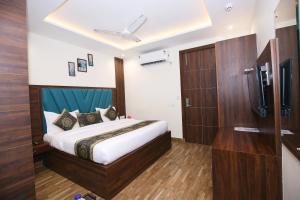 Tempat tidur dalam kamar di Hotel East Wood Amritsar